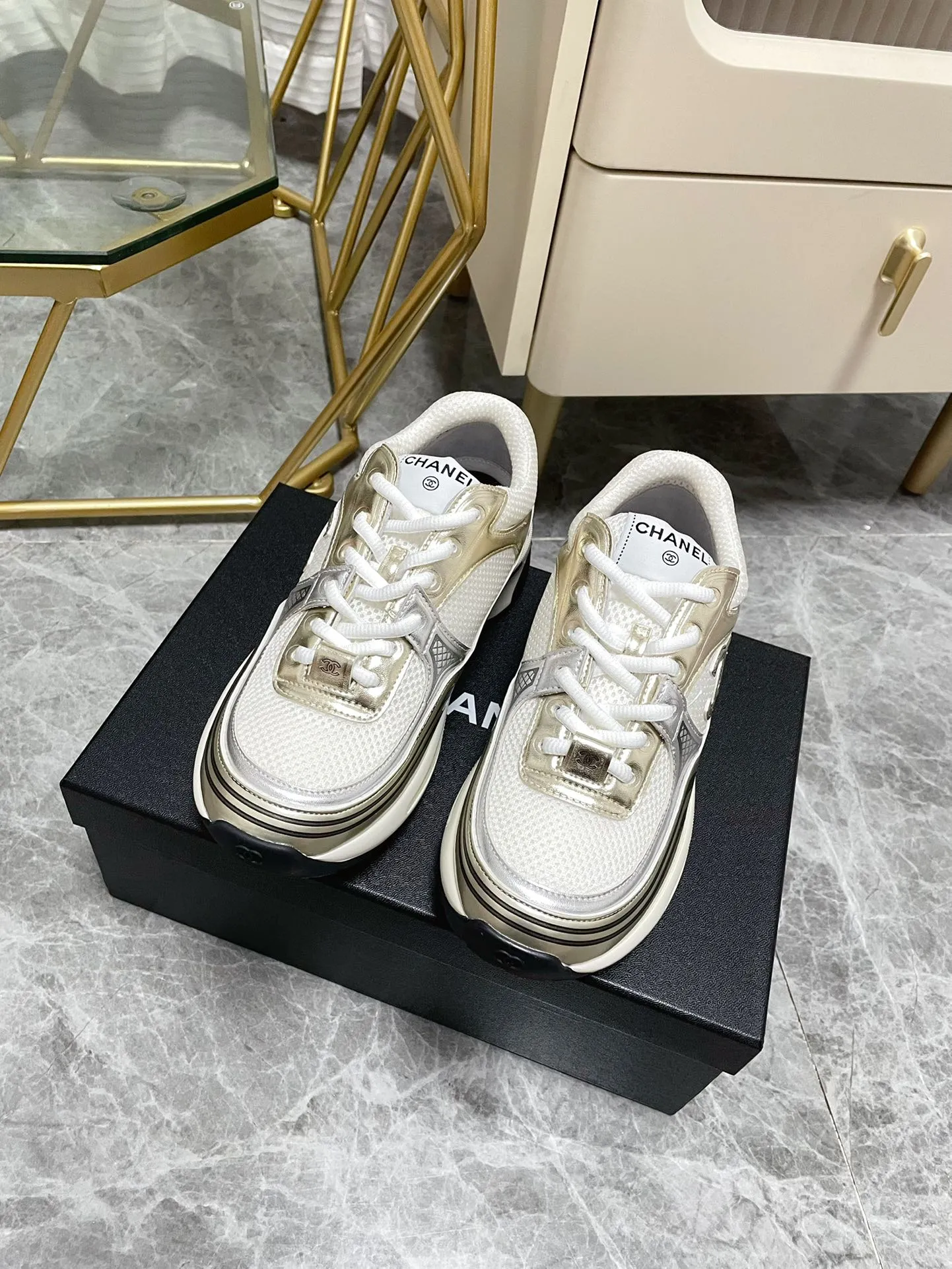 👟👟Ex-factory price👟👟Ex-factory price 640👟👟 (Full set of packaging details, outsole perfectly combined, different from outside currency) Silver Horn King Xiaoxiang Chanel Chanel 2023 Early Spring Vacation Series The latest casual sports shoes, incomparably beautiful and easy to wear, very light, the inside is also super soft, super comfortable, the upper is breathable design, the color is high-end, durable and versatile Upper: cowhide and cloth stitching. Lining: breathable mesh. Original foam combination outsole. Size: 35-40